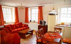 Wohnküche der Müller-Suite mit Gartenterrasse am rauschenden Bach